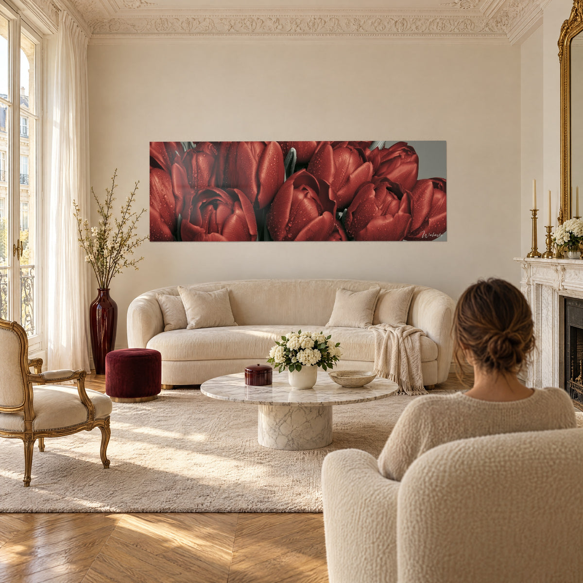 Tableau bouquet de tulipes rouge brique couvertes de rosée sur fond gris, au-dessus d'un canapé dans un salon lumineux