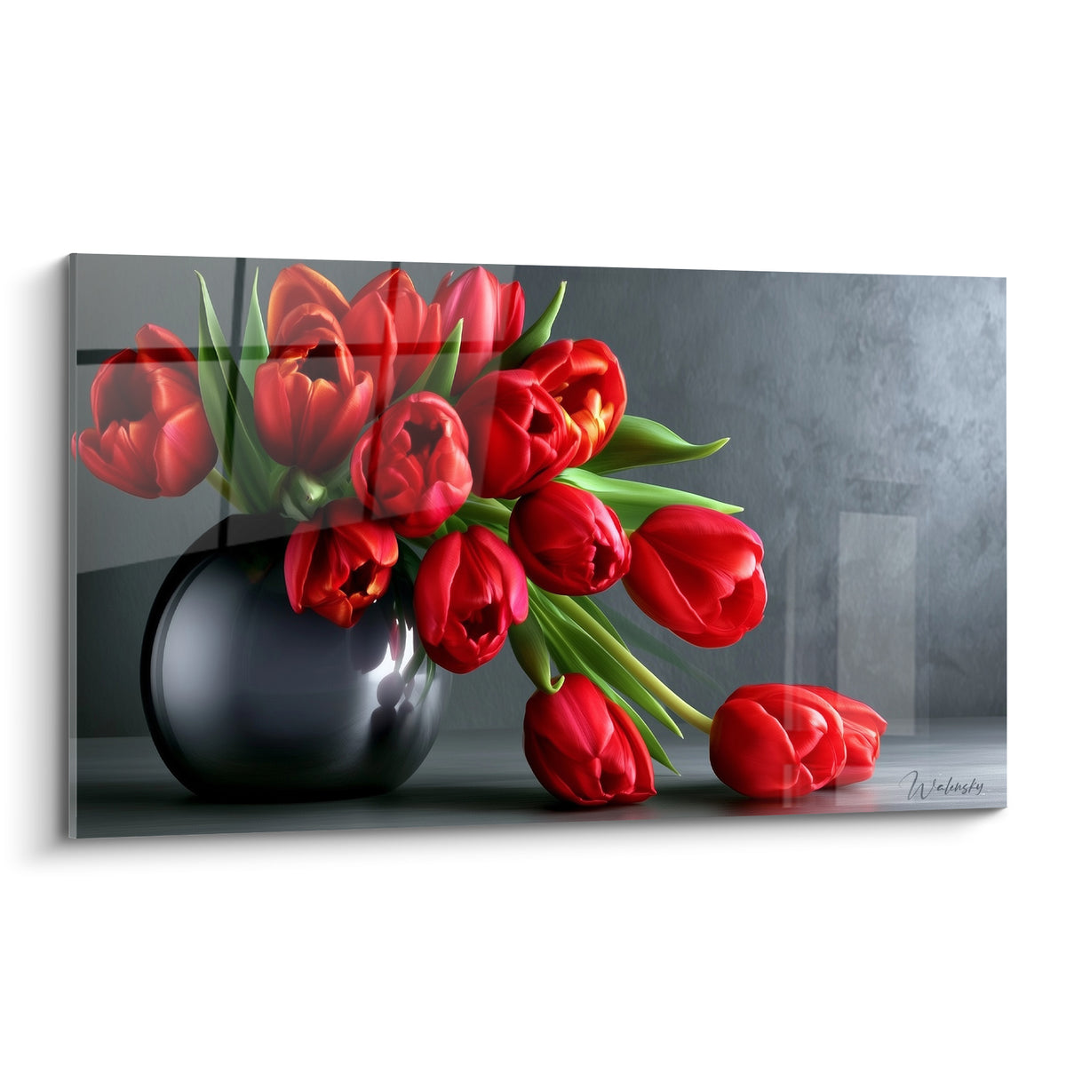Tulipes rouges aux cœurs orangés dans un vase noir sphérique sur fond anthracite texturé