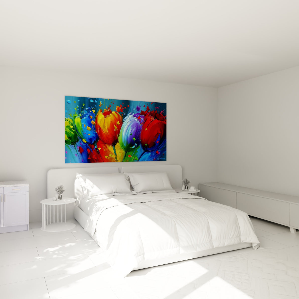 Bouquet de tulipes rouge et violet aux textures sculpturales, au-dessus d'un lit dans une chambre claire
