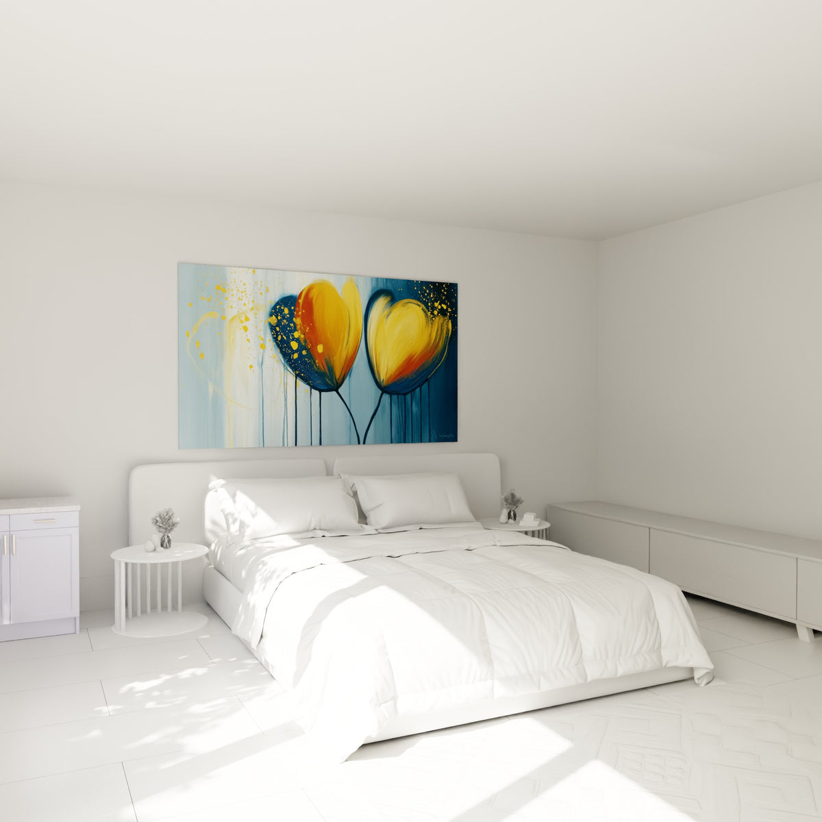 Tulipes safran aux tiges noires fluides surplombent un lit dans une chambre claire et épurée.