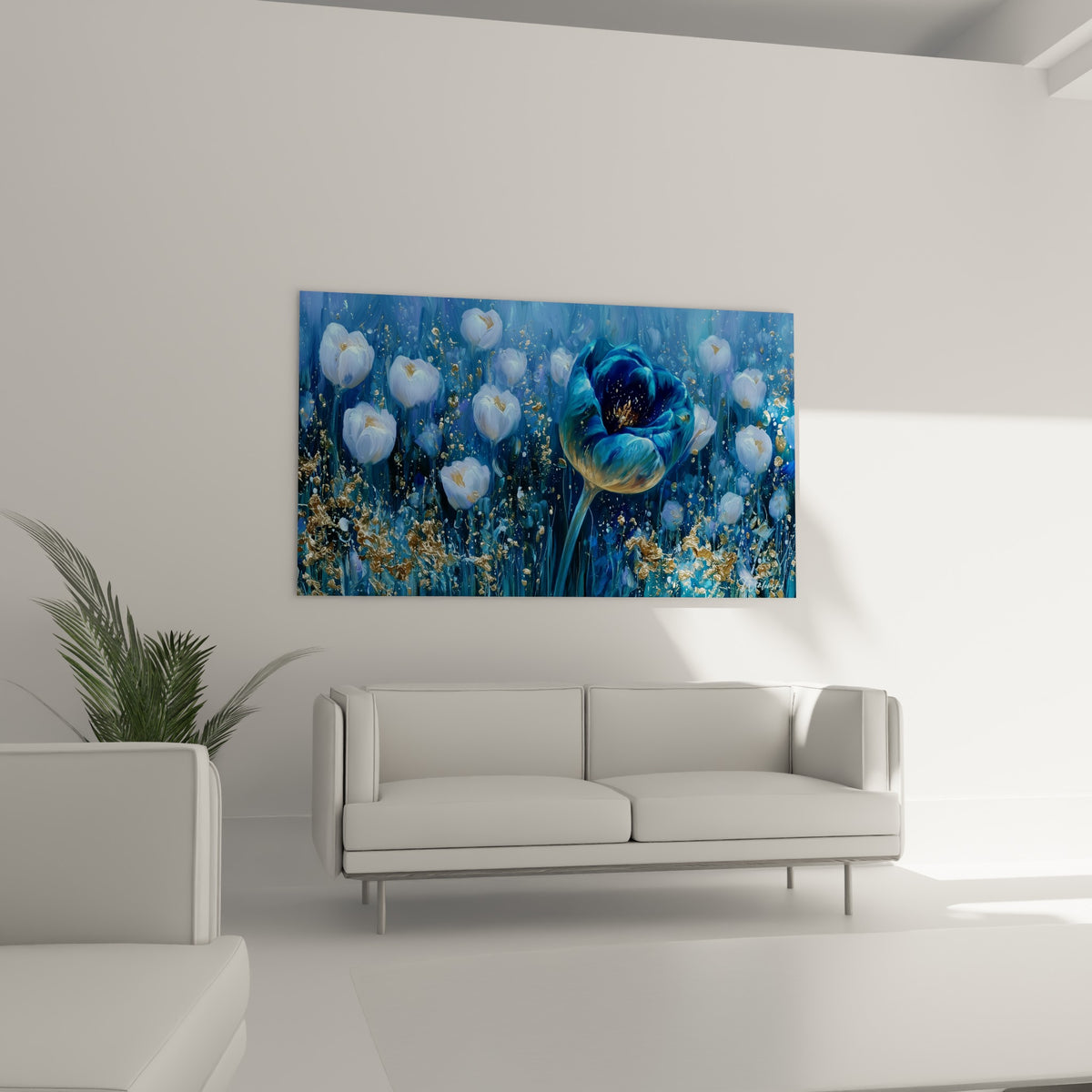 Corolle bleu nuit ponctuée d'or accrochée au-dessus d'un canapé dans un salon lumineux