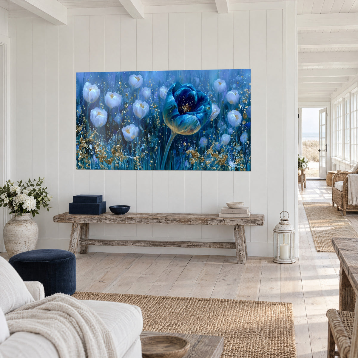 Schilderij van een indigokleurige bloemkroon bezaaid met goud tussen ivoorkleurige knoppen, boven een bank van ruw hout, huis aan zee