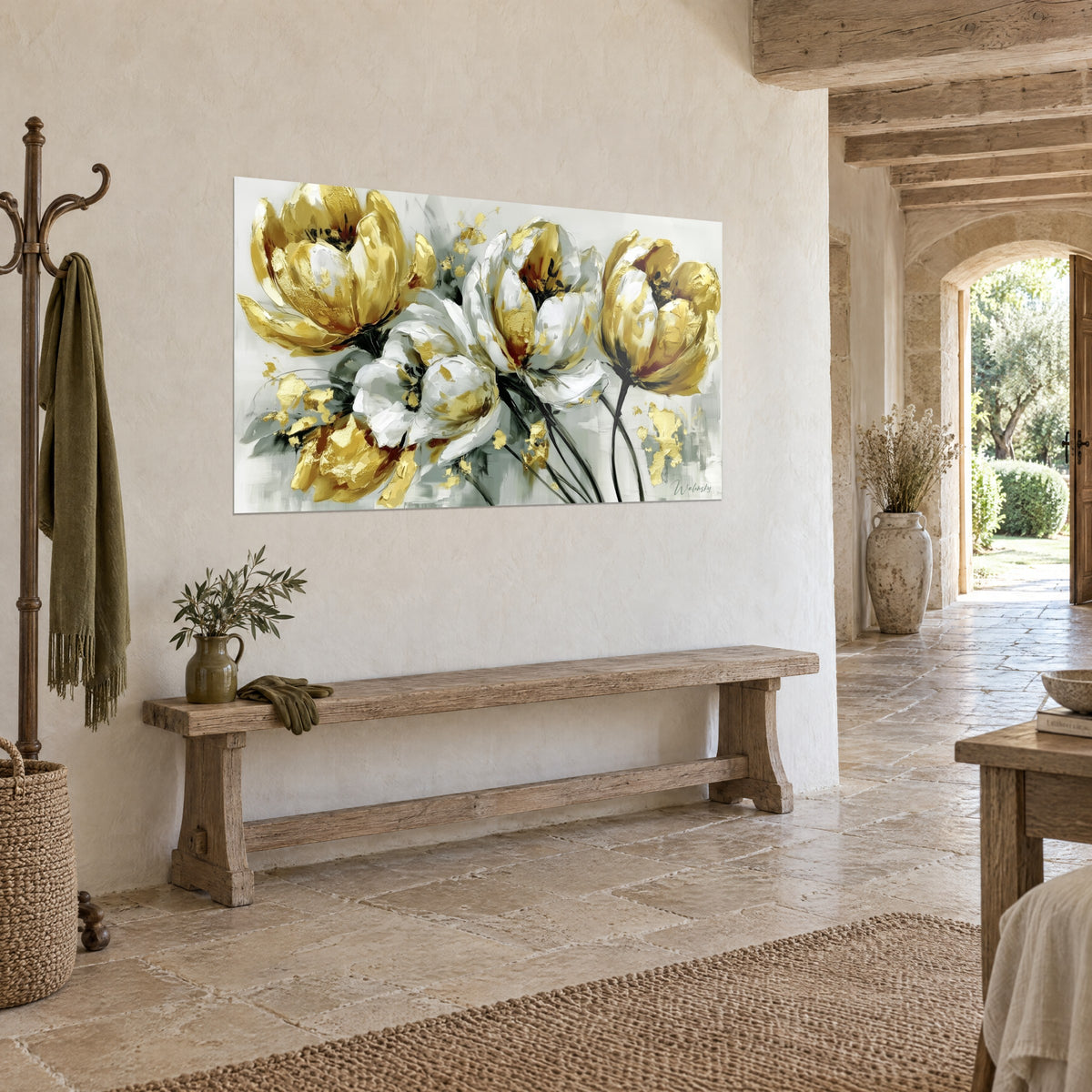 Tableau fleurs en or et ivoire sur fond gris perle, tiges noires arquées, accroché au-dessus d'un banc de bois rustique