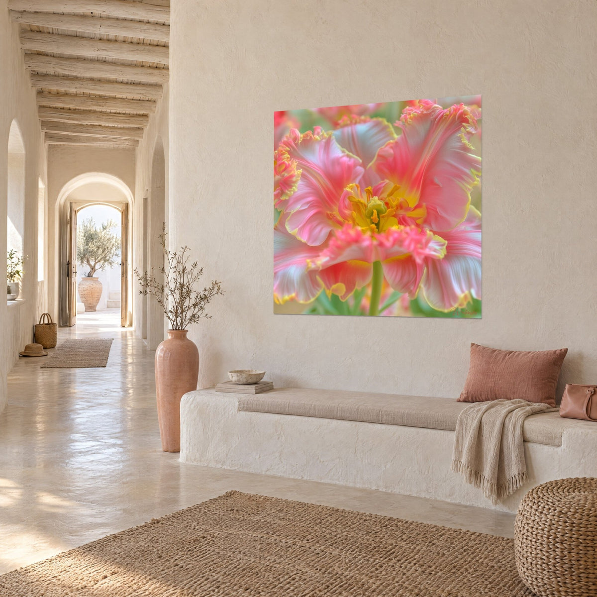 Tableau fleur aux volants rose corail et vert tendre, cœur doré, accroché dans une galerie voûtée d'une maison méditerranéenne