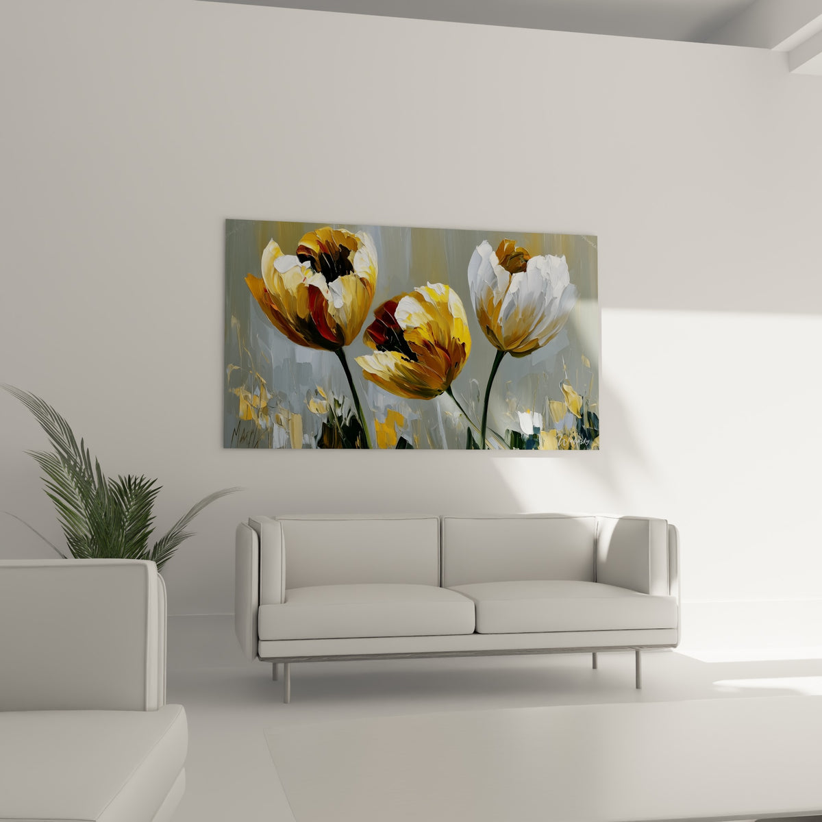 Tulipes jaune miel et blanc cassé aux tiges vertes élancées, au-dessus d'un canapé dans un salon lumineux
