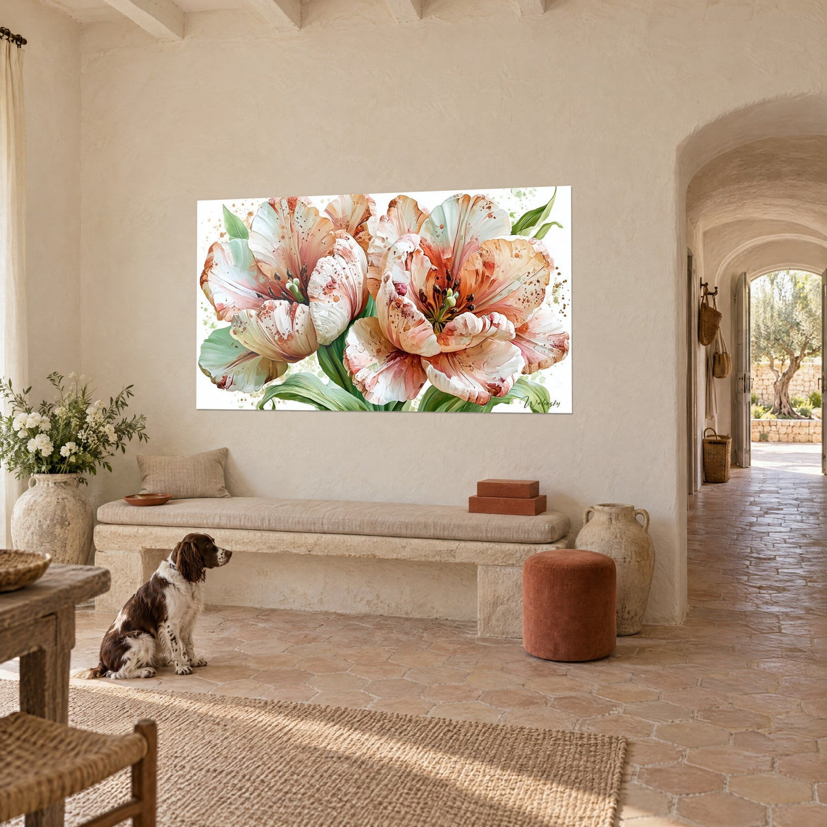 Tableau bouquet de fleurs ivoire et saumon, feuilles vert tendre, éclats d'aquarelle, mur de mas provençal, spaniel assis