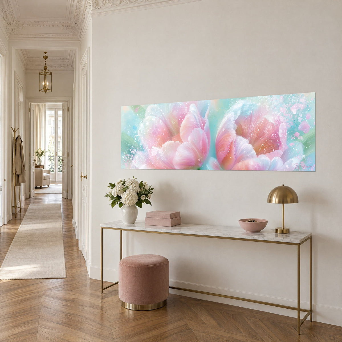 Schilderij open bloemen in zalm en gletsjerblauw met druppeltjes, op een vergulde console in een Haussmann-gang