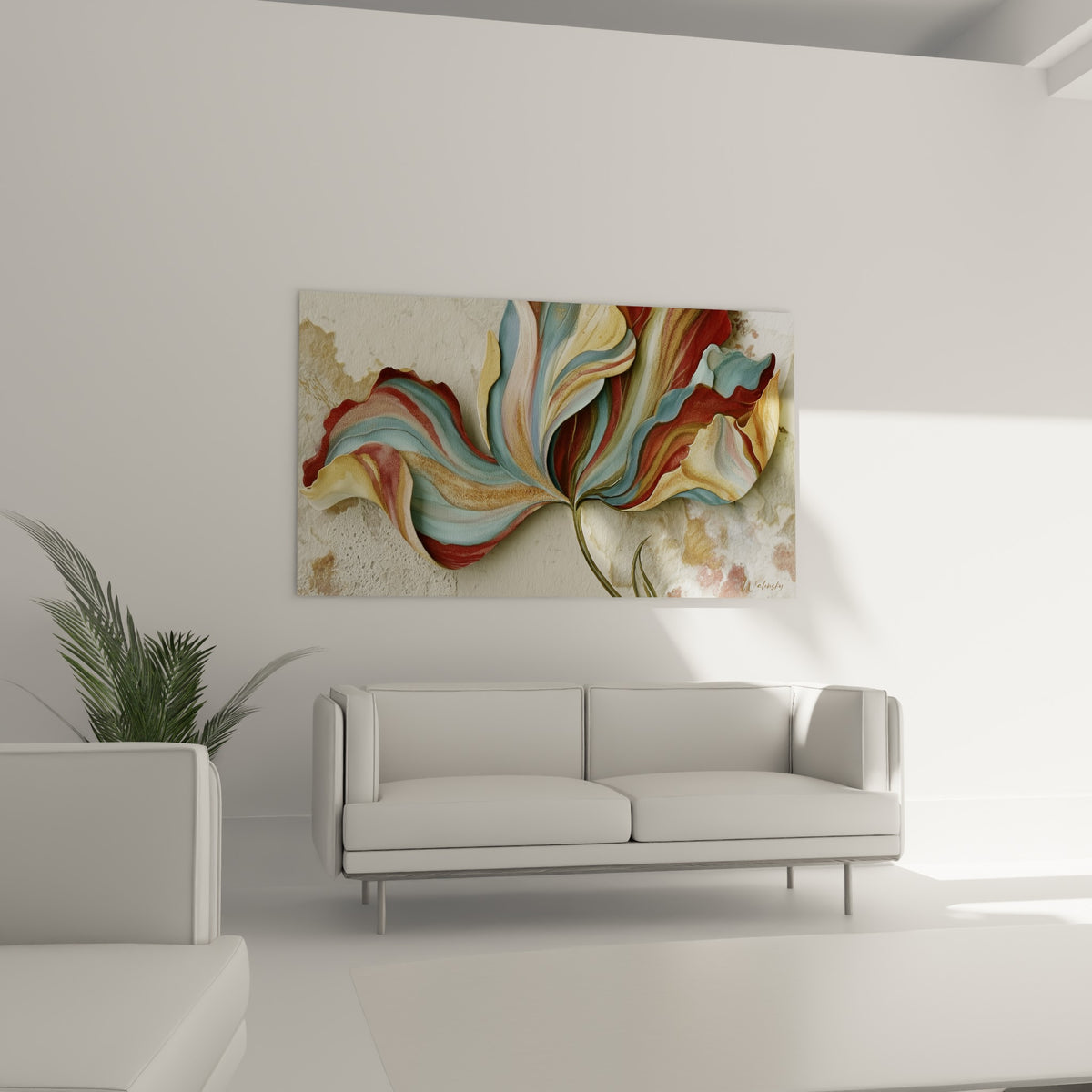 Fleur sculptée mêlant terracotta et bleu pastel accrochée au-dessus d'un canapé dans un salon lumineux