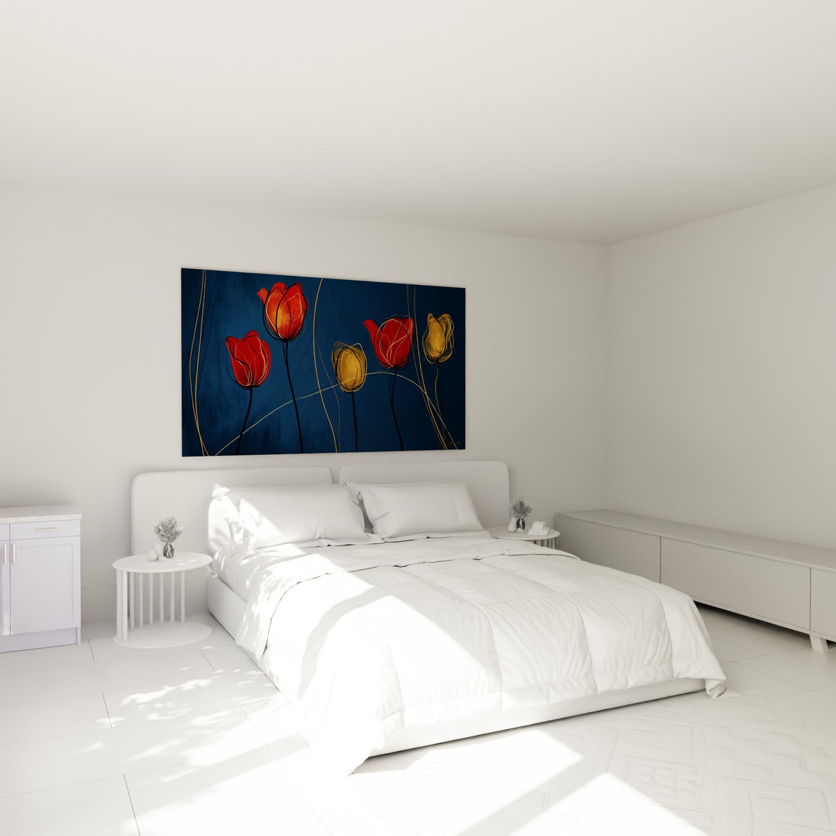 Tulipes rouges esquissées sur bleu marine, accrochées au-dessus d'un lit dans une chambre claire