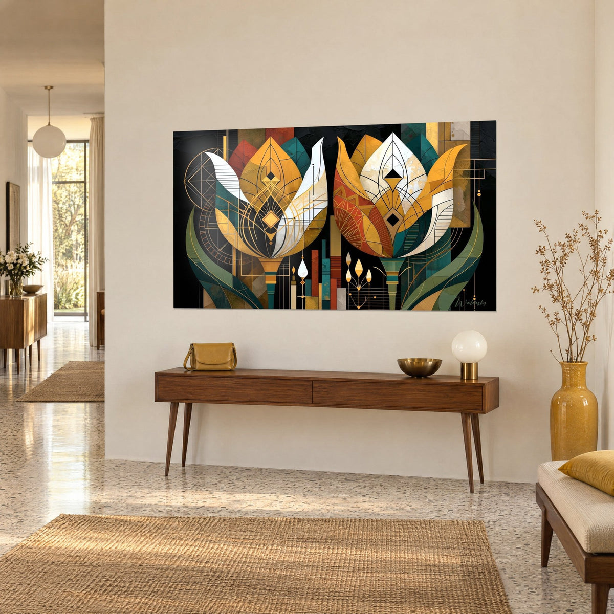 Quadro fiori stilizzati in sfaccettature senape e verde abete, sottili filetti dorati, fondo antracite, sopra una credenza in legno in un ingresso