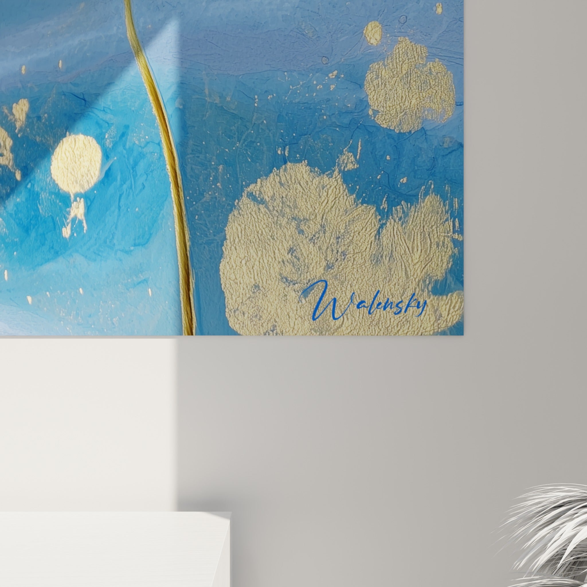Empâtements dorés et coulures rouges se mêlent aux nuances bleu marine sur la toile texturée