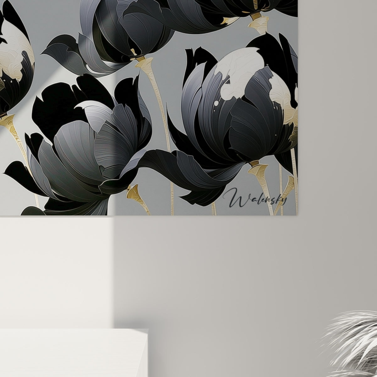 Empâtements gris et noirs se mêlent aux touches dorées, révélant le grain velouté de l'impression florale