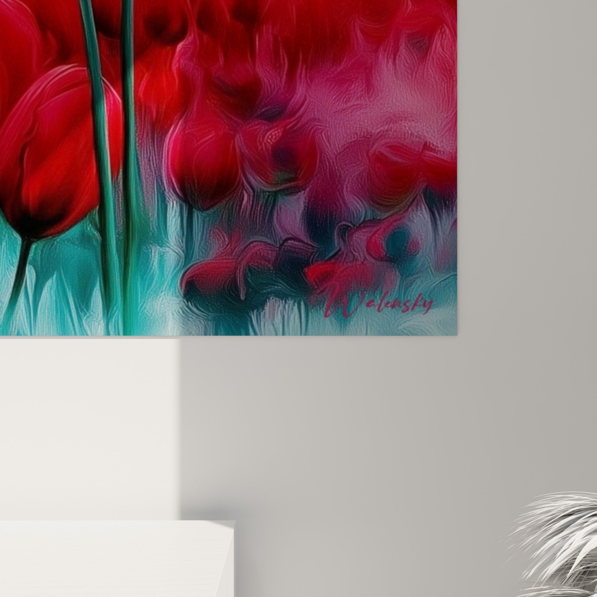 Empâtements rouges et coulures roses visibles sur les pétales de tulipe, grain texturé de la toile en gros plan