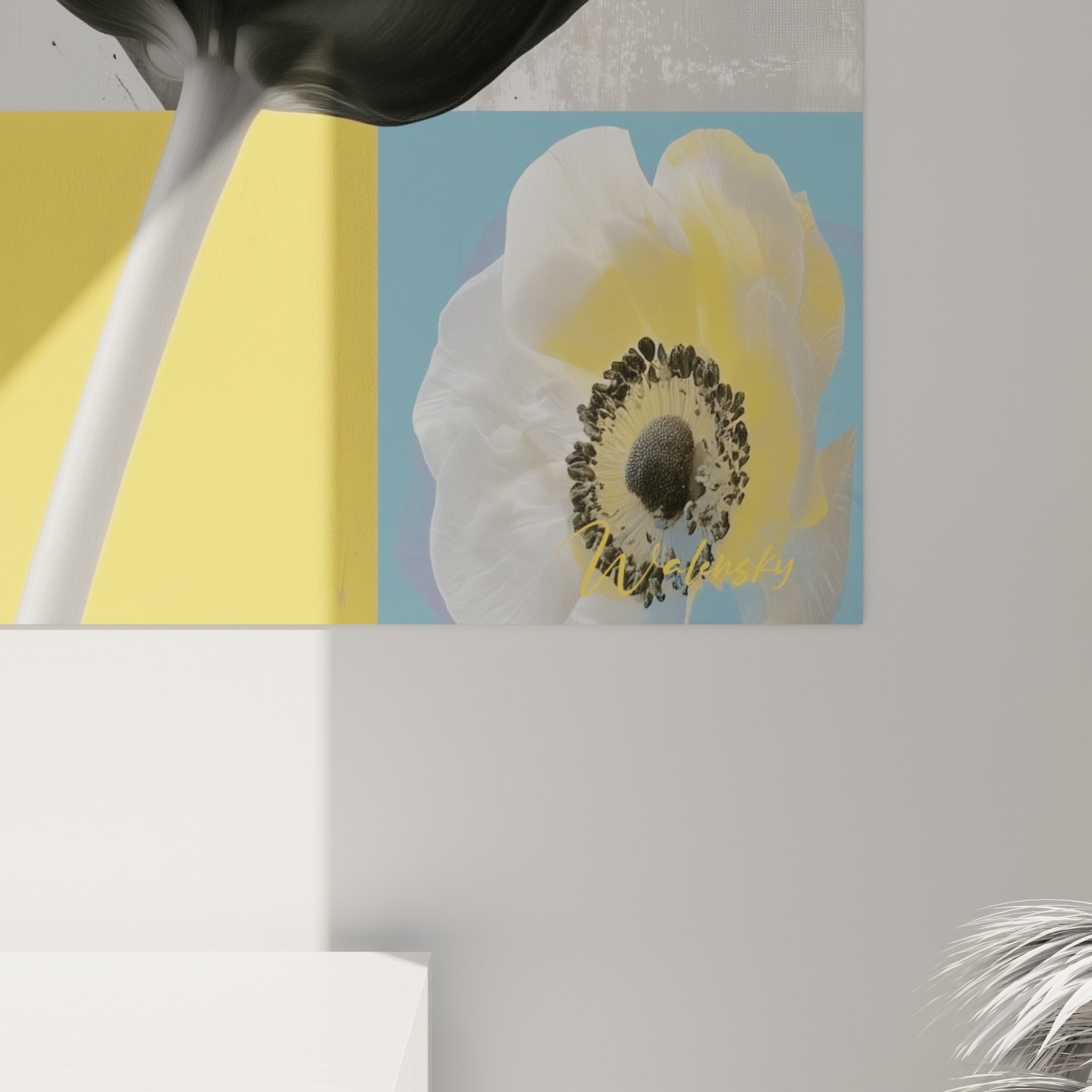 Détail de la texture picturale des pétales gris et des empâtements colorés bleu et jaune de la toile