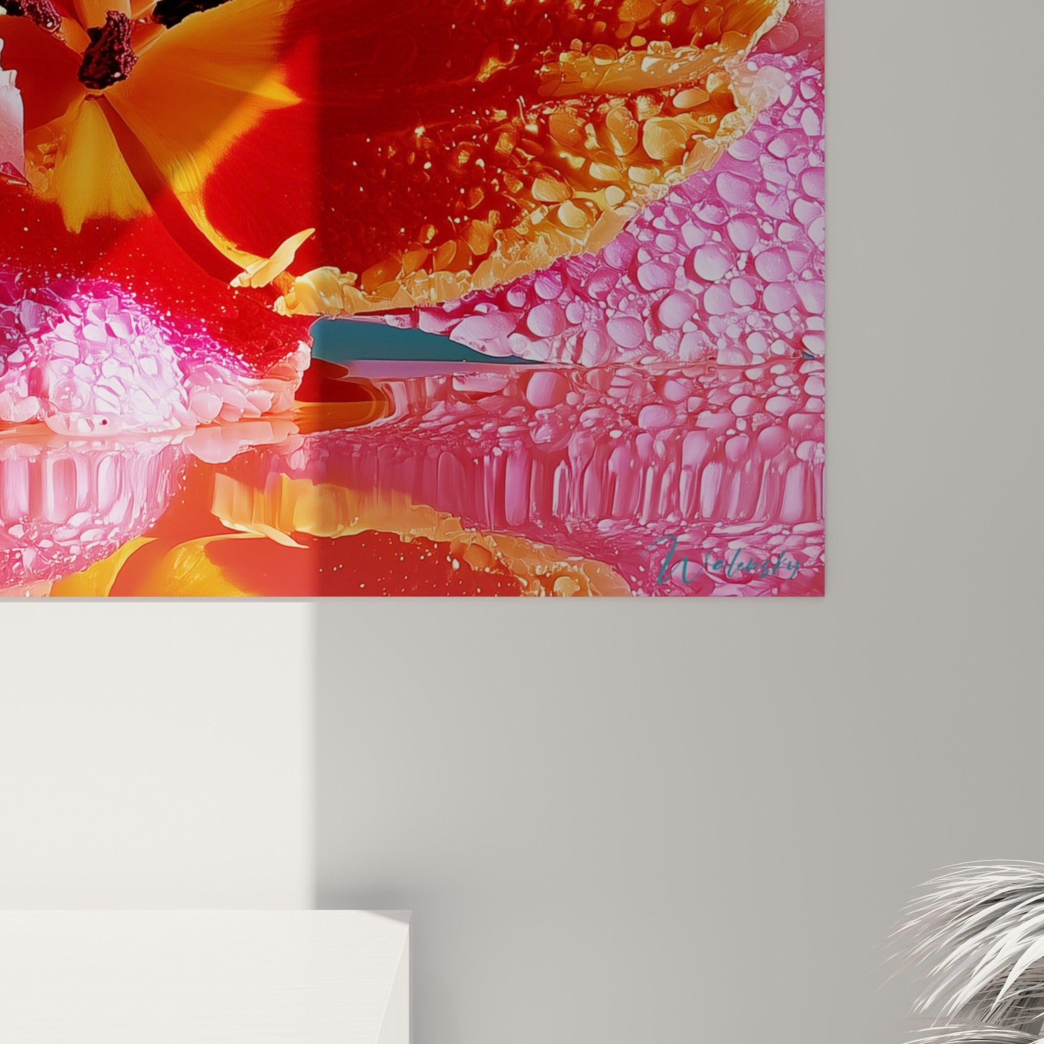 Gouttelettes translucides sur les pétales orange et rose de la tulipe, texture peinte en gros plan