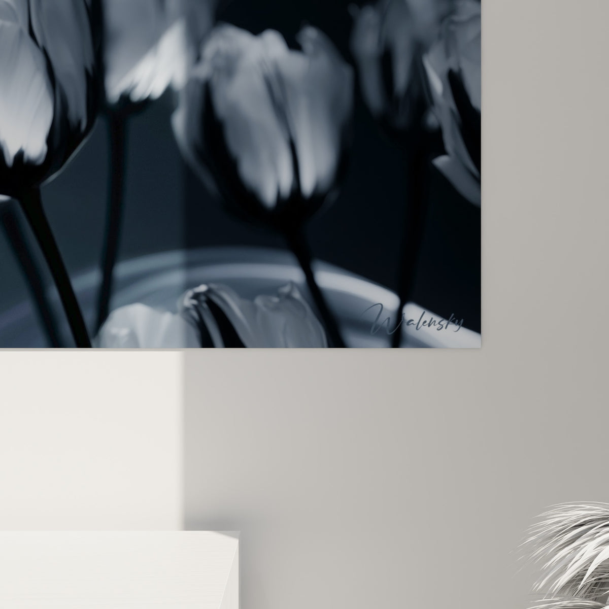 Nuances de gris perle et traits noirs se rejoignent sur la toile, révélant le grain fin de l'impression