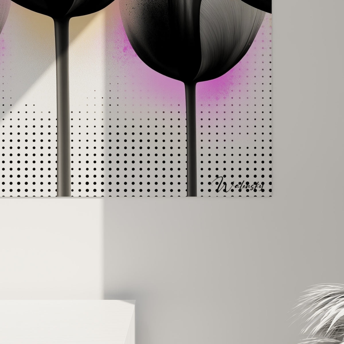 Grain pigmenté noir et gris des pétales de tulipe, coulures fuchsia et trame pointillée visibles de près