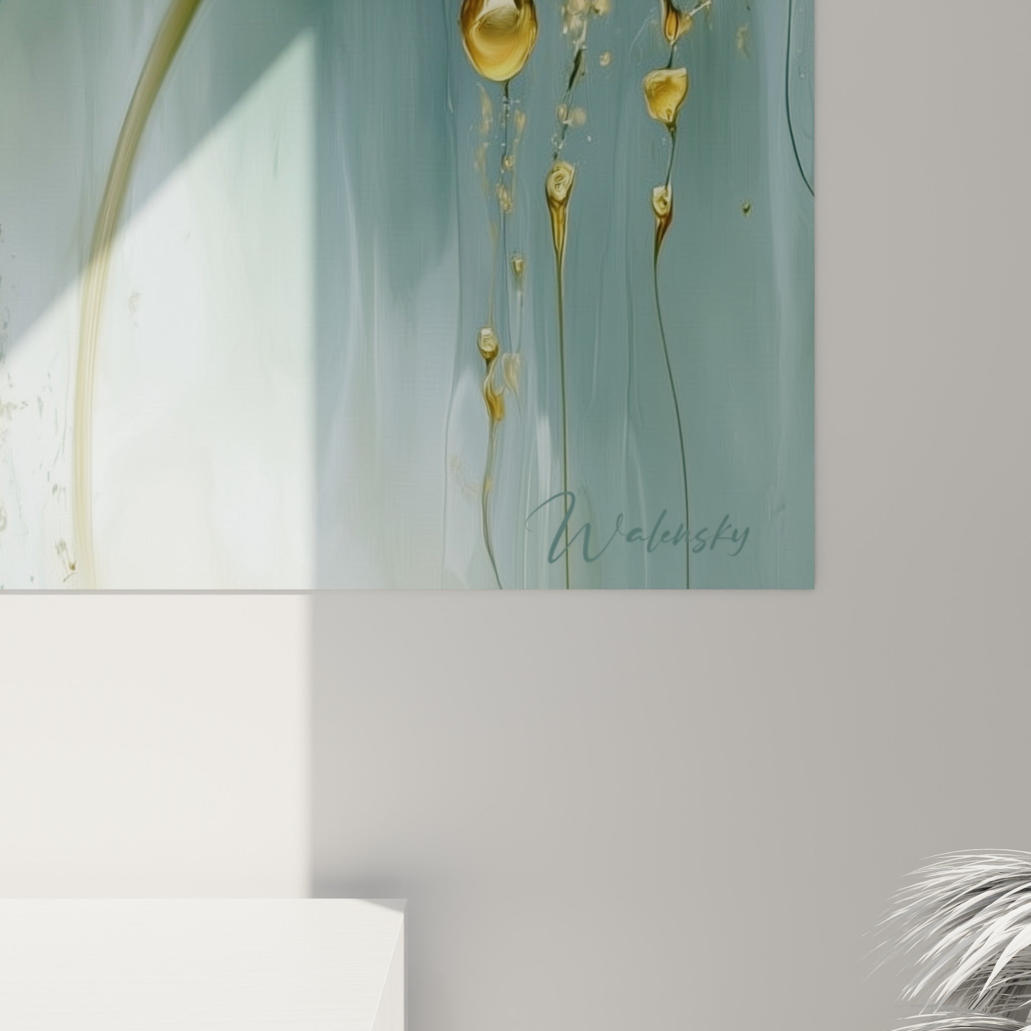 Détail des pétales turquoise veinés d'or et de fauve, texture liquide et coulures dorées visibles de près