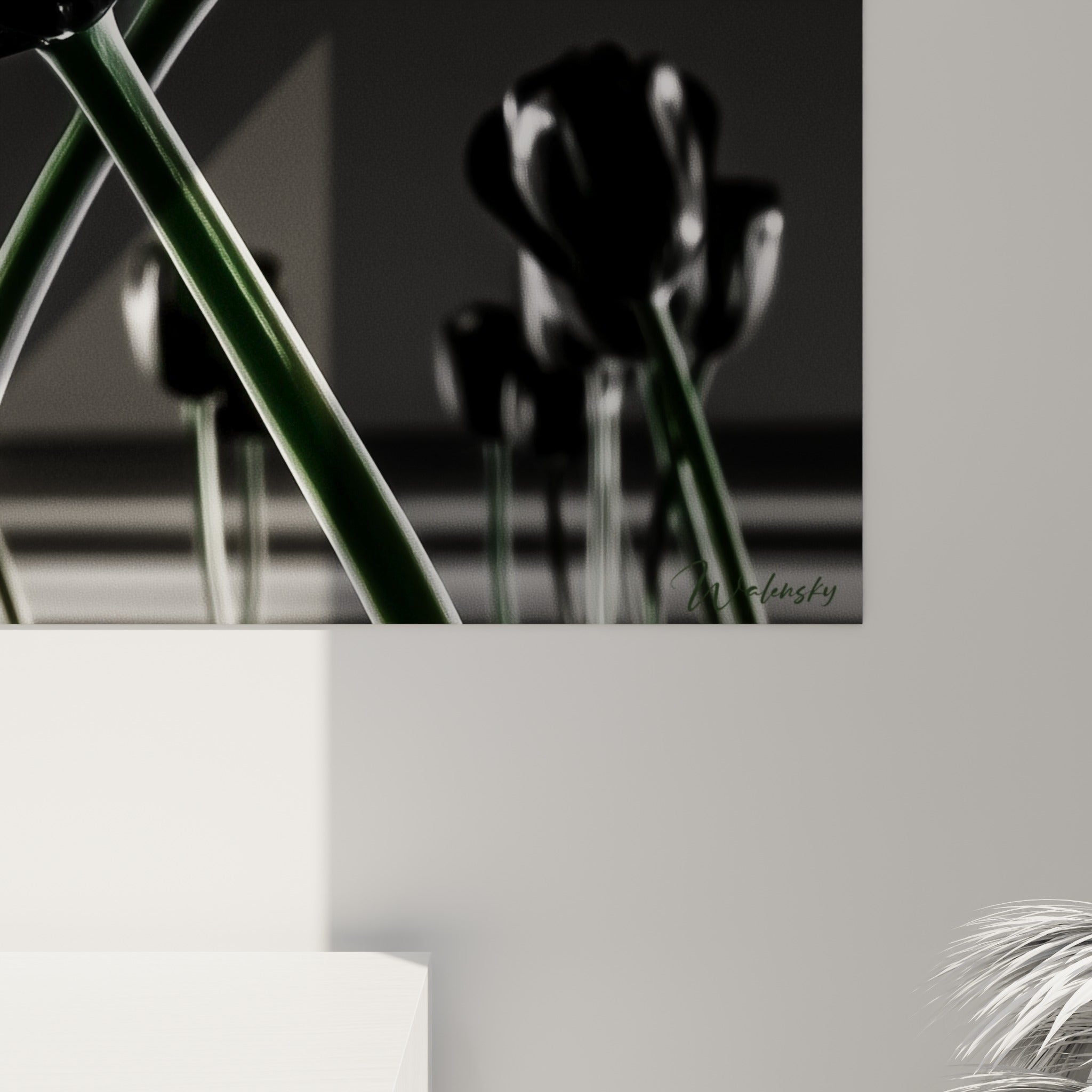 Grain de l'impression révélant les nuances de noir et d'argent sur les pétales de tulipe et le vert profond des tiges