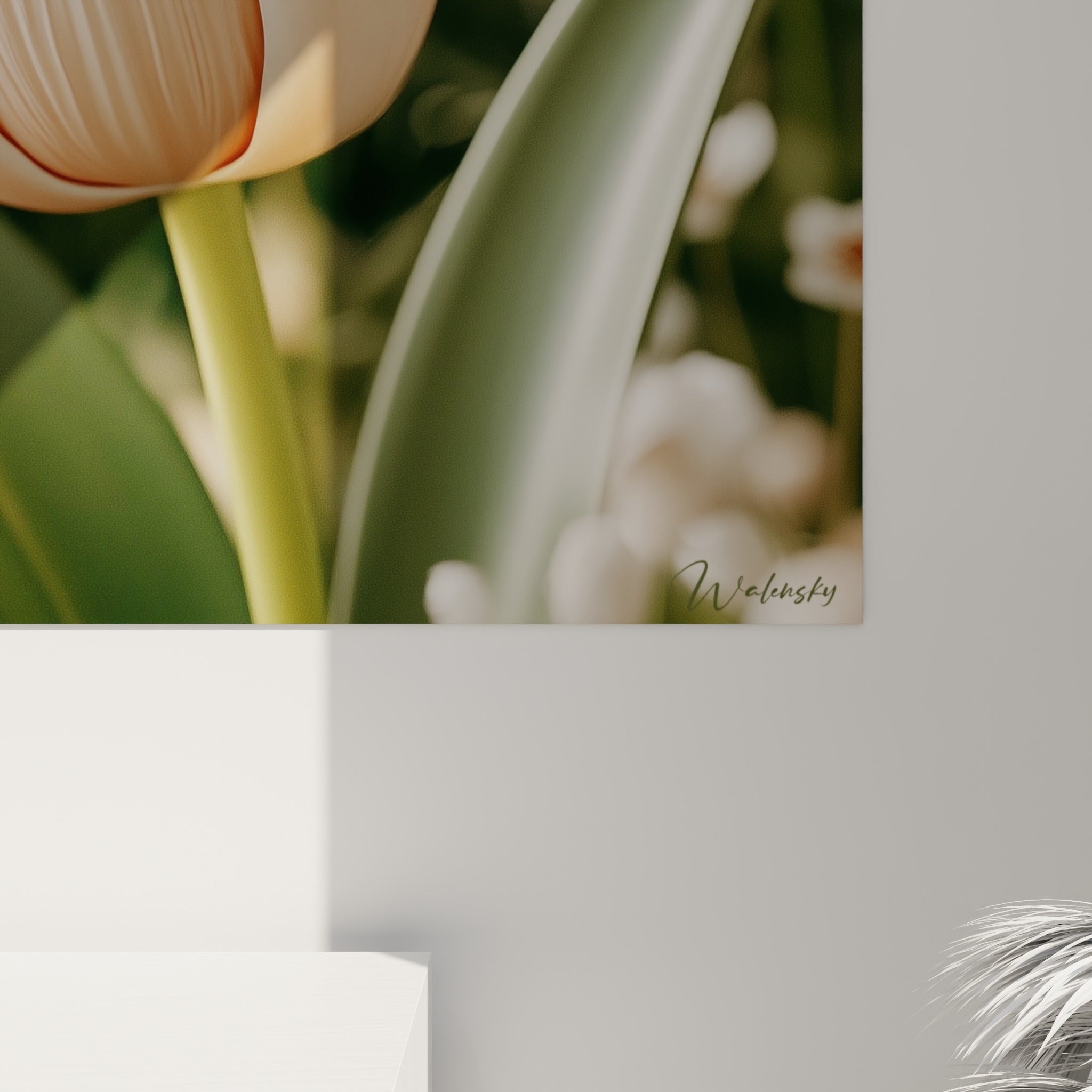 Nervures rosées et texture veloutée des pétales crème visibles en détail sur la toile accrochée