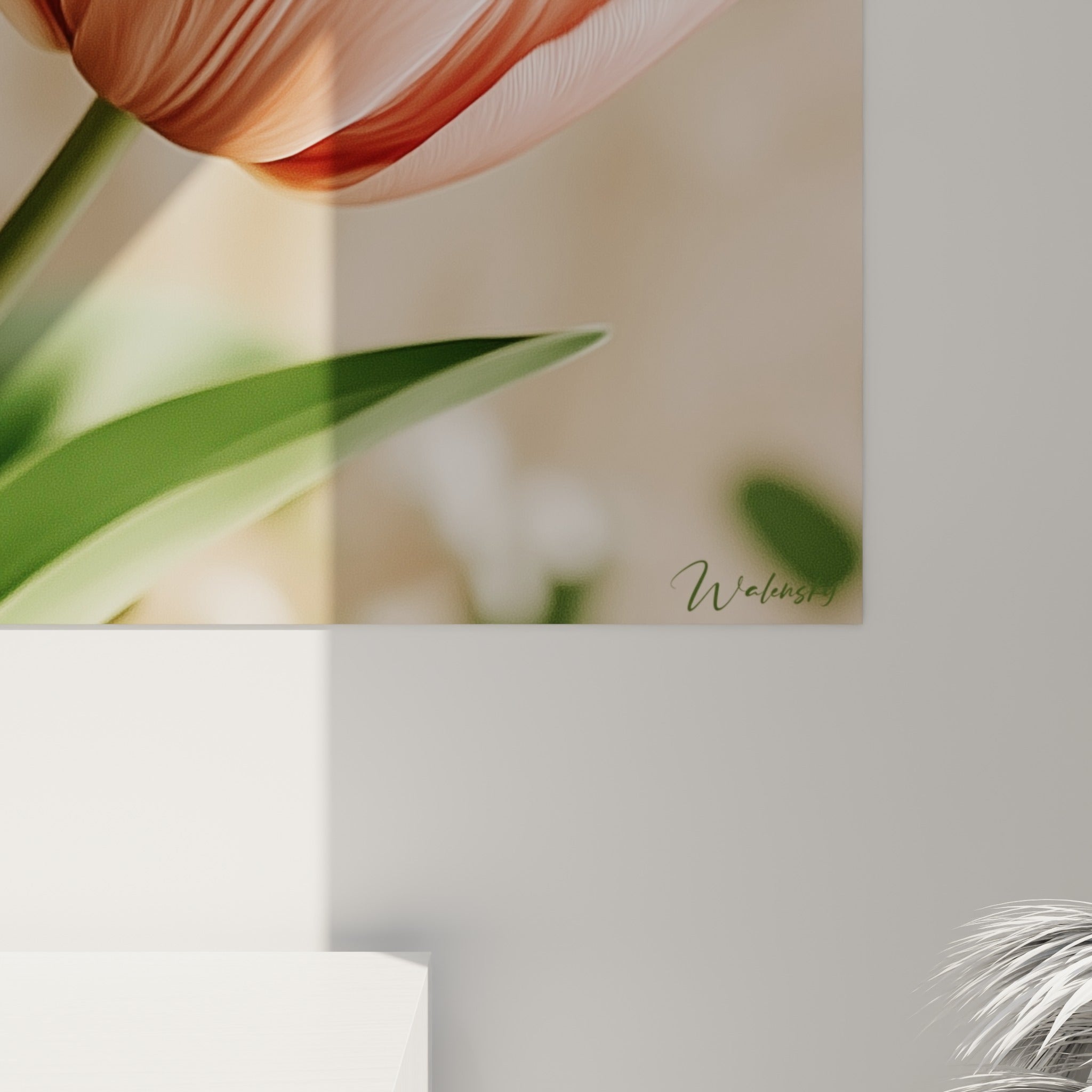 Nervures fines du pétale rose poudré et grain de la toile visibles en gros plan sur la tulipe