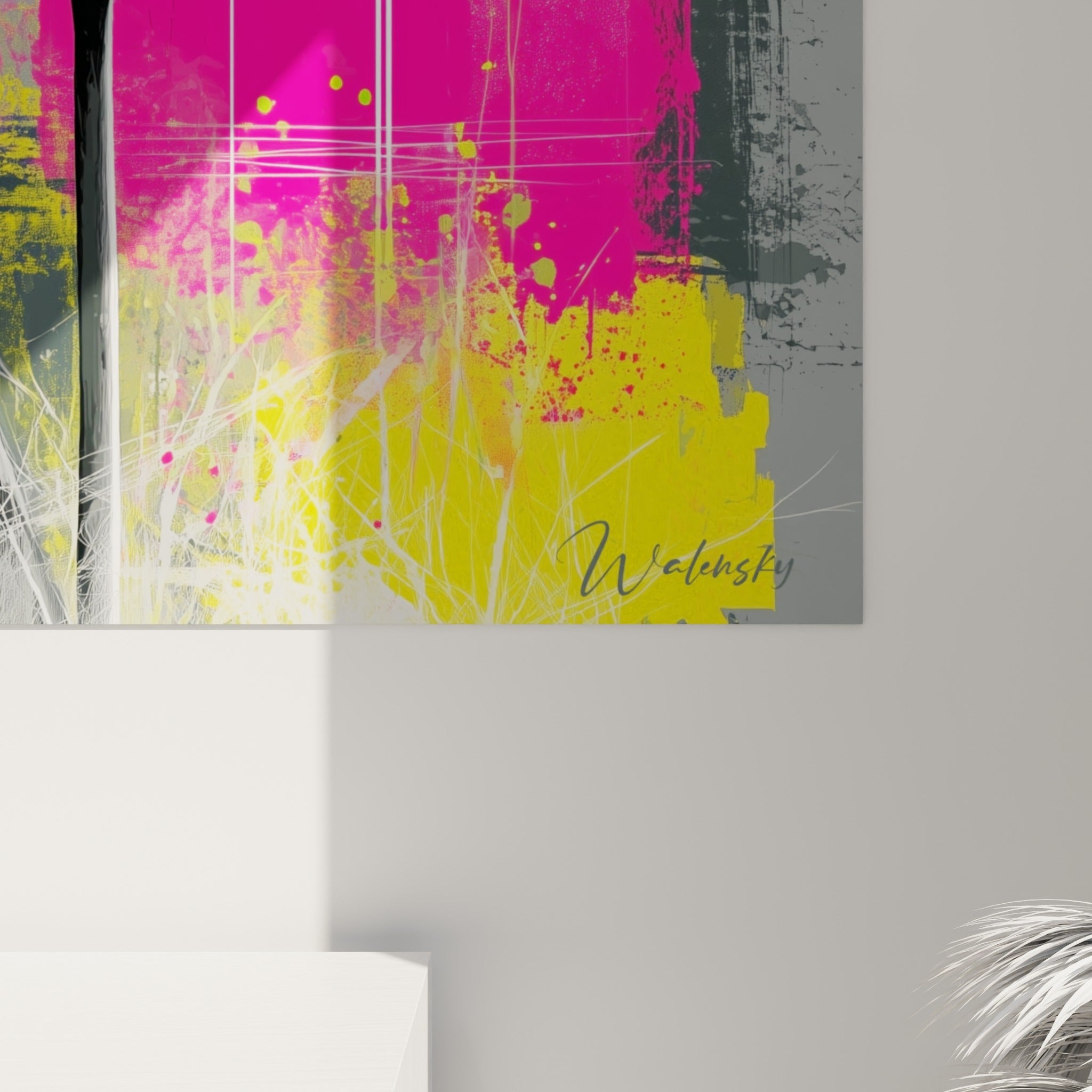 Empâtements gris et coulures blanches se mêlent au rose fuchsia et jaune moutarde sur la toile texturée