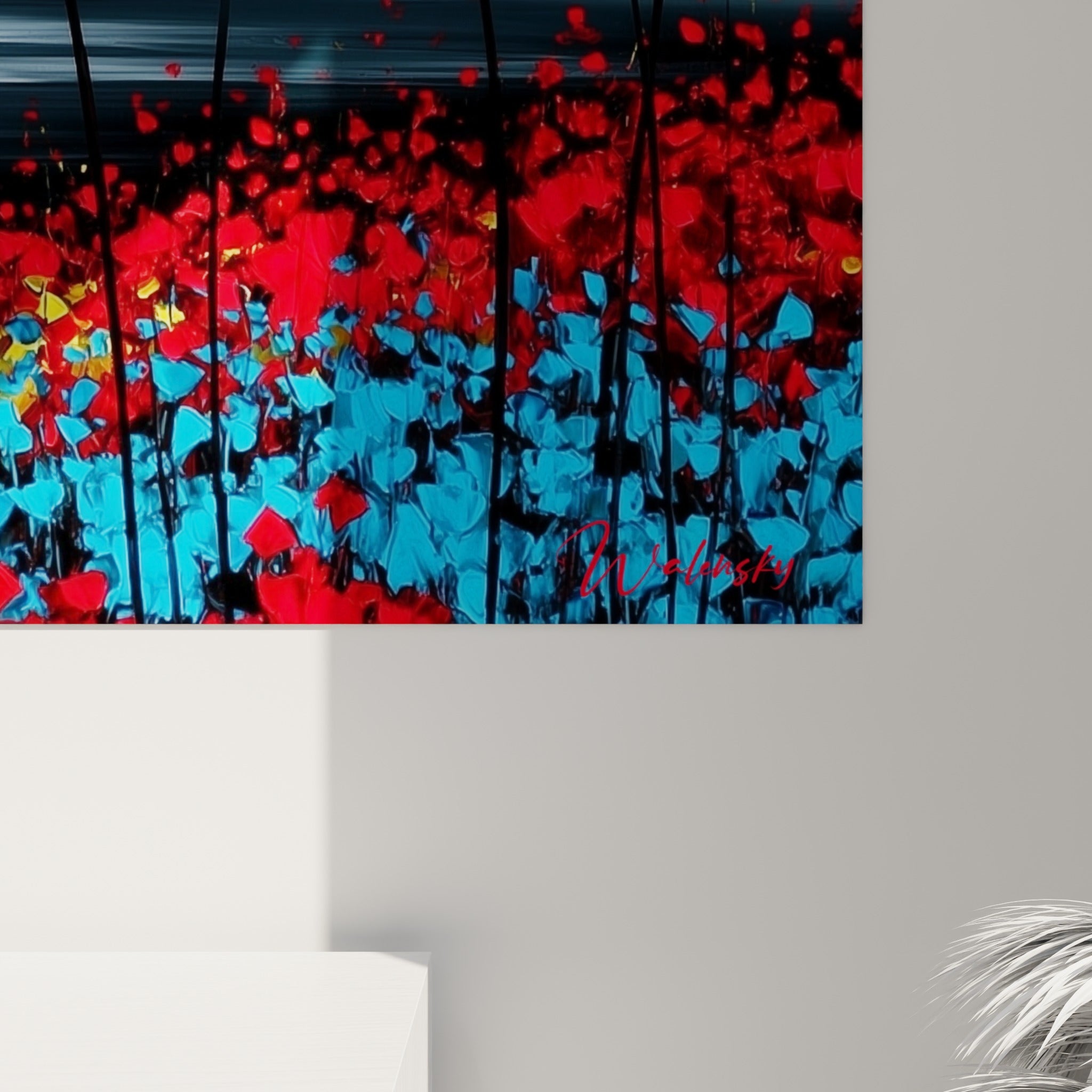Pétales rouges et jaunes aux textures fluides se mêlant aux reflets bleus de l'eau sur la toile