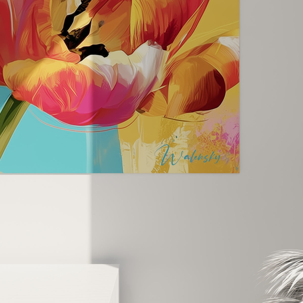 Pétales orangés et blancs de tulipe révélant le grain de peinture, touches roses et dorées entremêlées de près