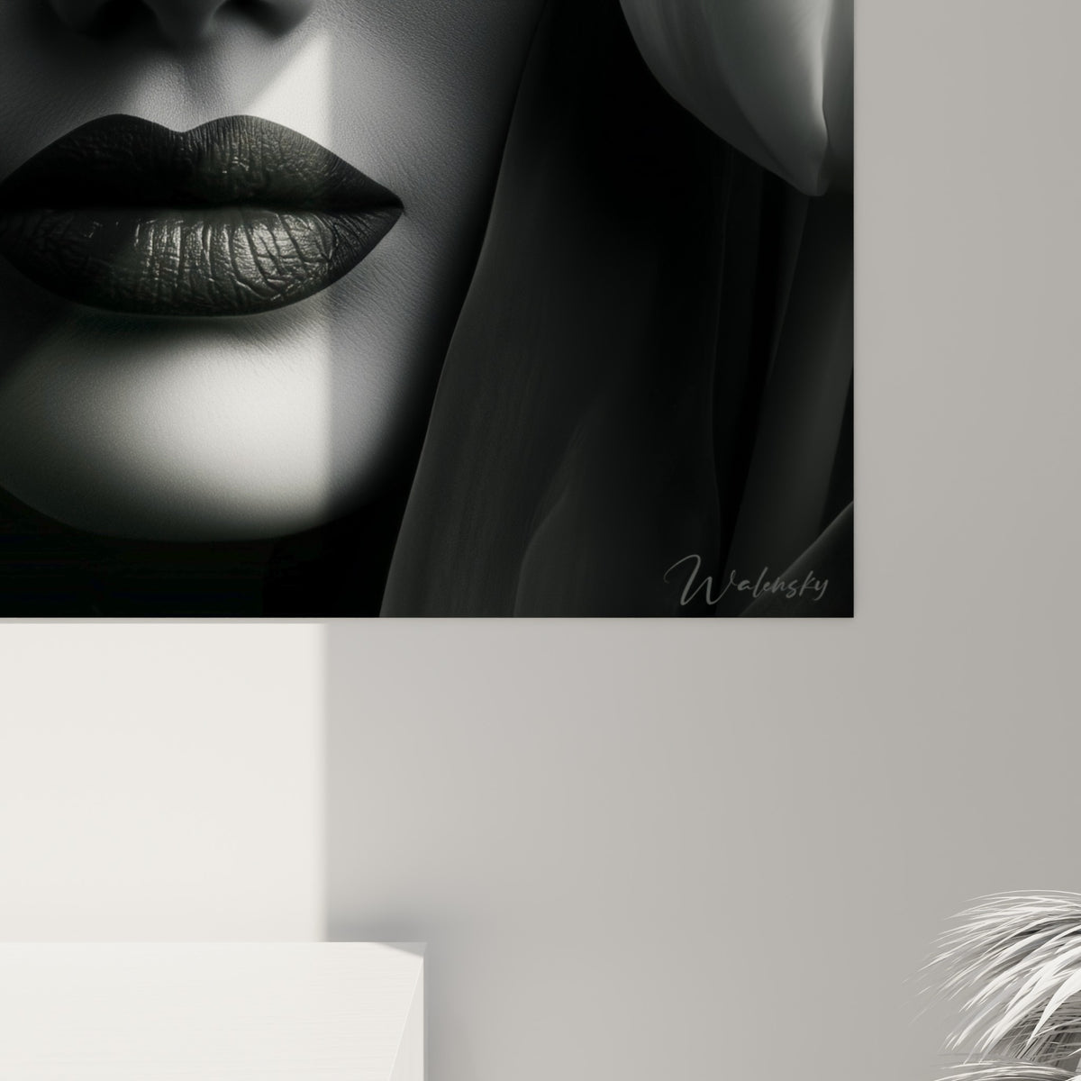 Détail des pétales blanc ivoire et de la texture sculpturale du visage gris, grain fin et contrastes marqués à la surface