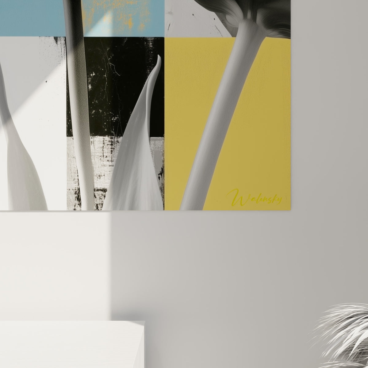 Texture satinée des pétales de tulipe blanche, nervures visibles sur fond jaune moutarde et bleu accroché au mur