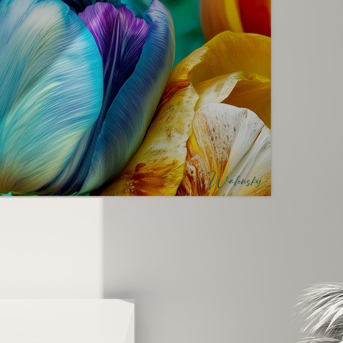 Nervures fines des pétales rouge et bleu, matière lumineuse et coulures naturelles visibles de près sur la toile