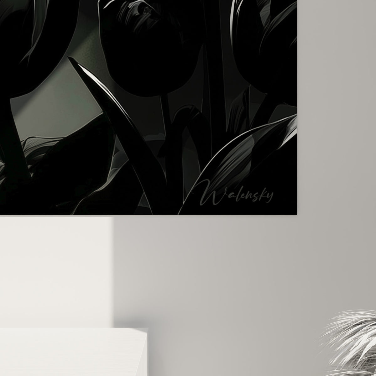 Pétales de tulipes noires en gros plan, textures fines et reflets argentés se mêlant sur la toile accrochée