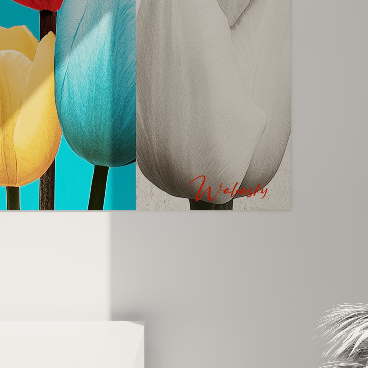 Pétales de tulipe rouge corail et texture anthracite visibles de près sur la toile encadrée