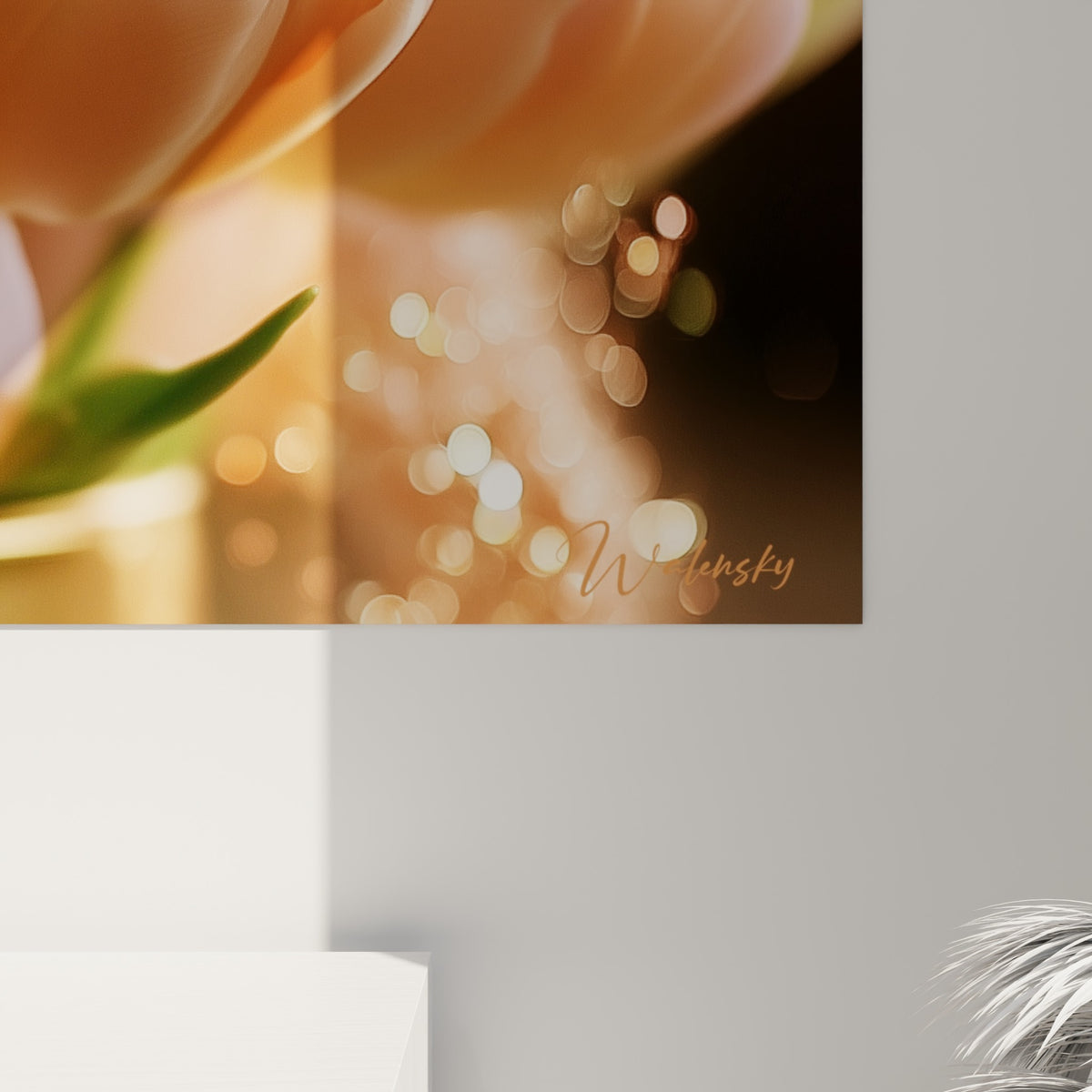 Grain fin des pétales roses et pêche, coulures dorées et lumière bokeh en arrière-plan
