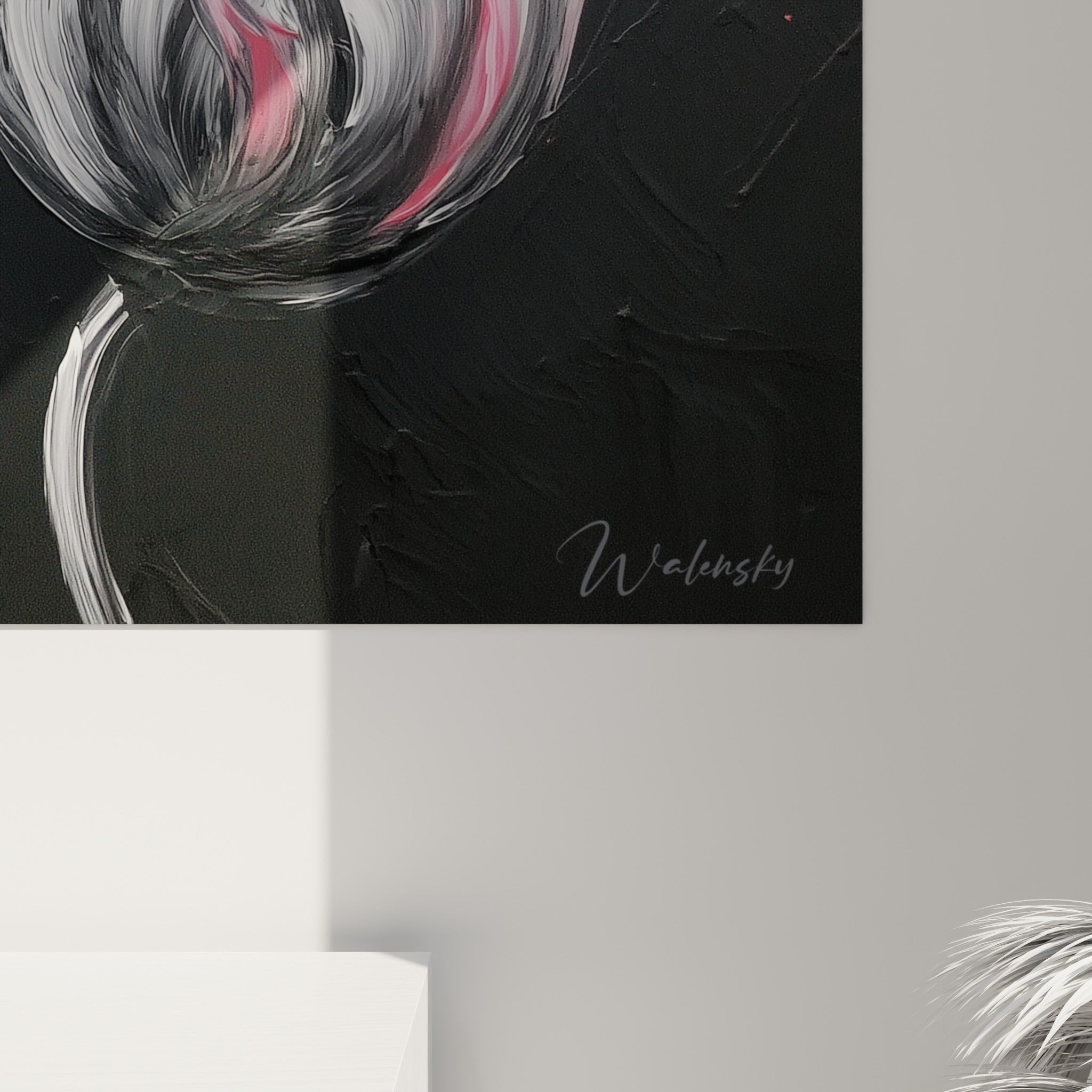 Empâtements épais de peinture blanche et coulures roses formant les pétales d'une tulipe texturée