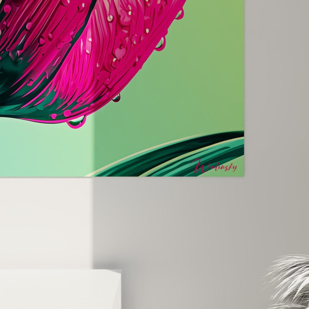 Gouttelettes de rosée scintillantes sur la texture veinée du pétale rose et vert de la tulipe