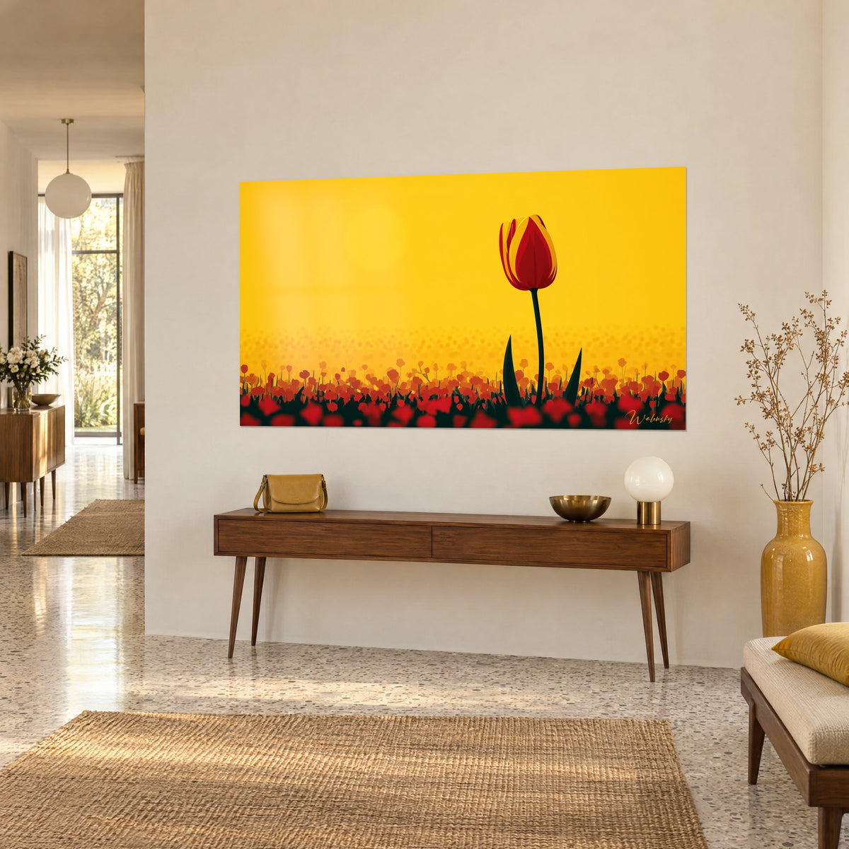 Tableau fleur solitaire aux pétales écarlates striés de jaune, tige noire, champ de corolles orangées, sur console en bois