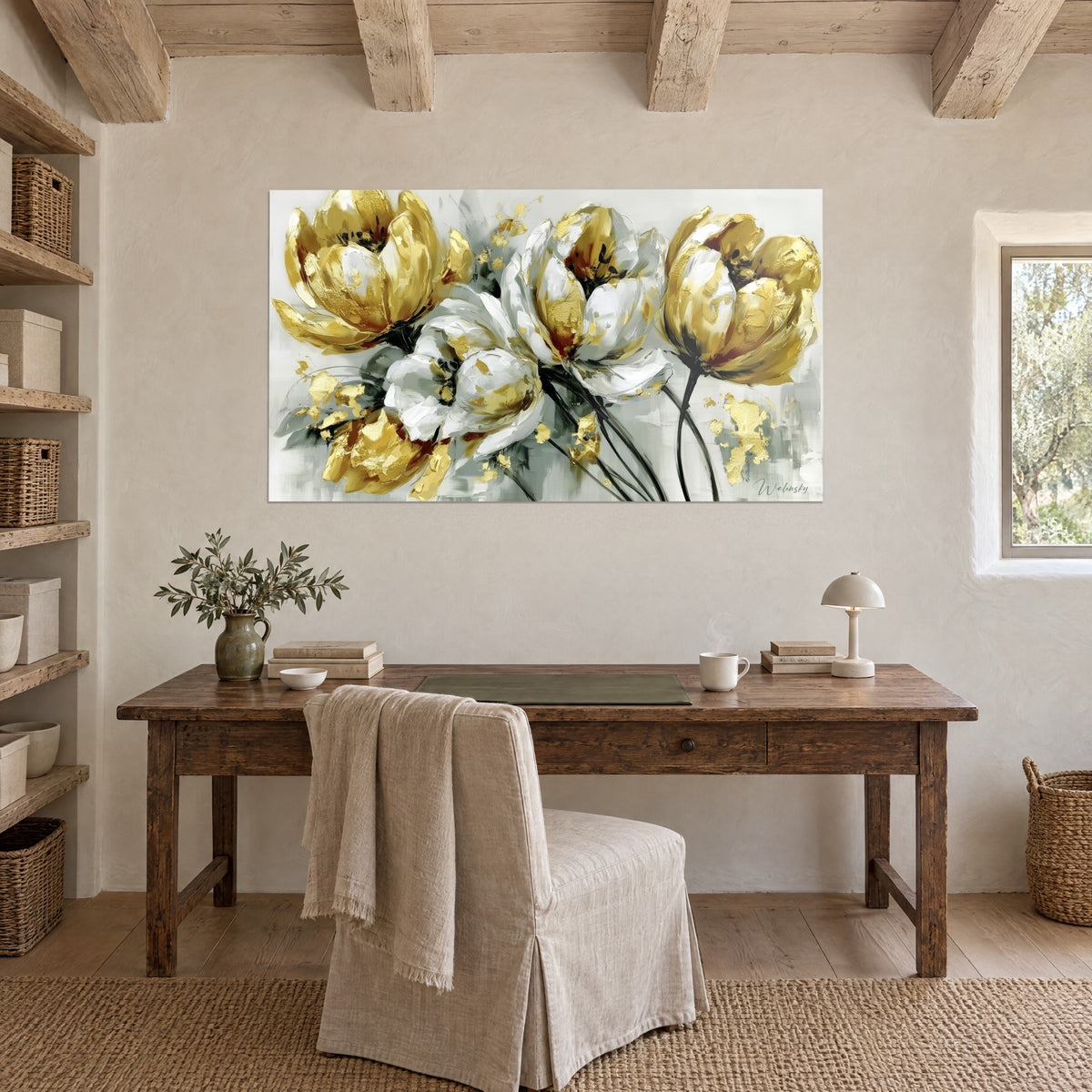 Tableau corolles épaisses jaune safran et blanc nacré, coups de spatule vifs, accroché au-dessus d'un bureau en bois ancien
