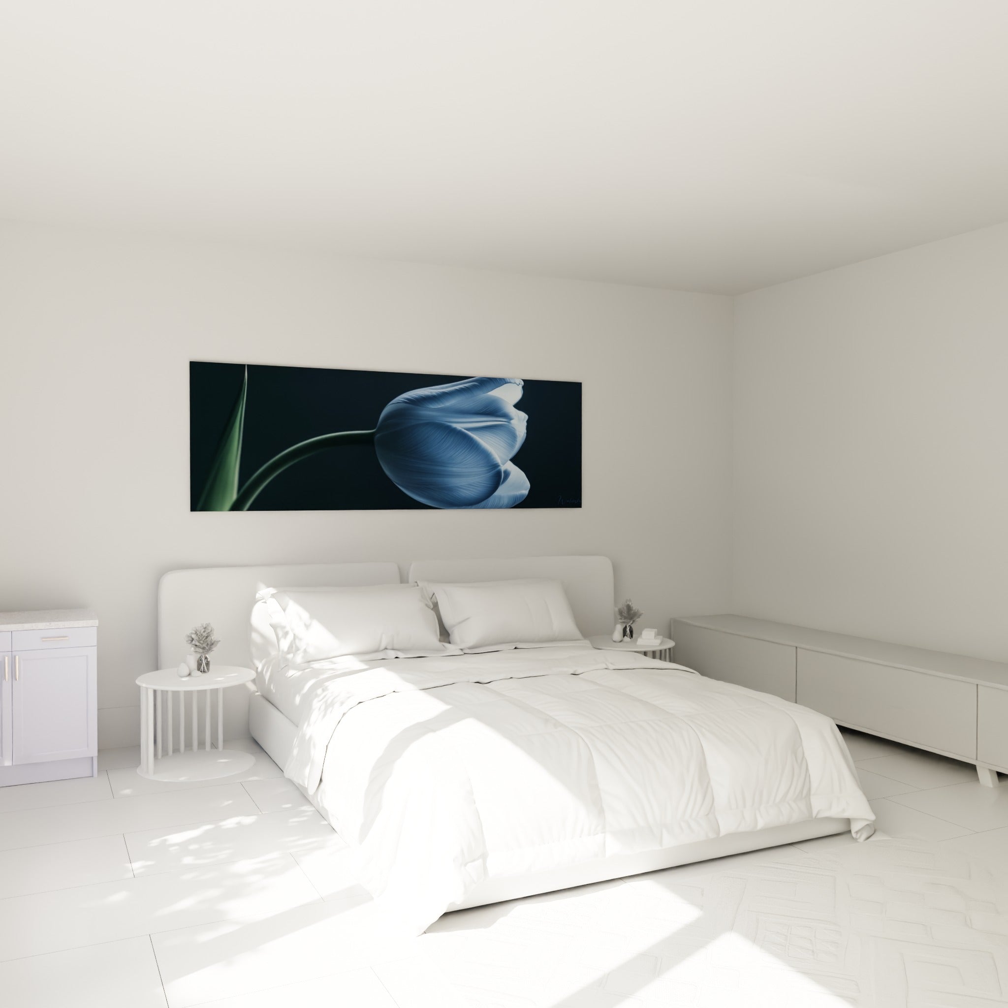 Tulipe bleutée aux nervures fines et tige verte élancée, au-dessus d'un lit dans une chambre claire