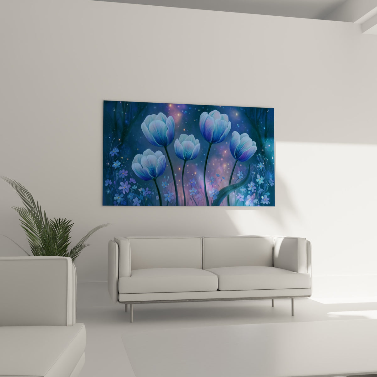 Fleurs bleu nuit et roses pâles baignées de lumière céleste, au-dessus d'un canapé dans un salon lumineux