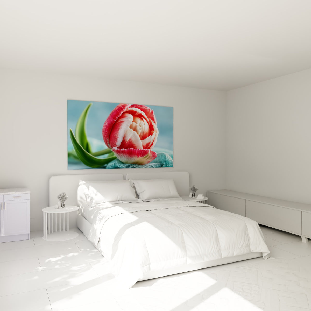 Pétales roses et blancs de la tulipe déployés au-dessus d'un lit dans une chambre claire et apaisante