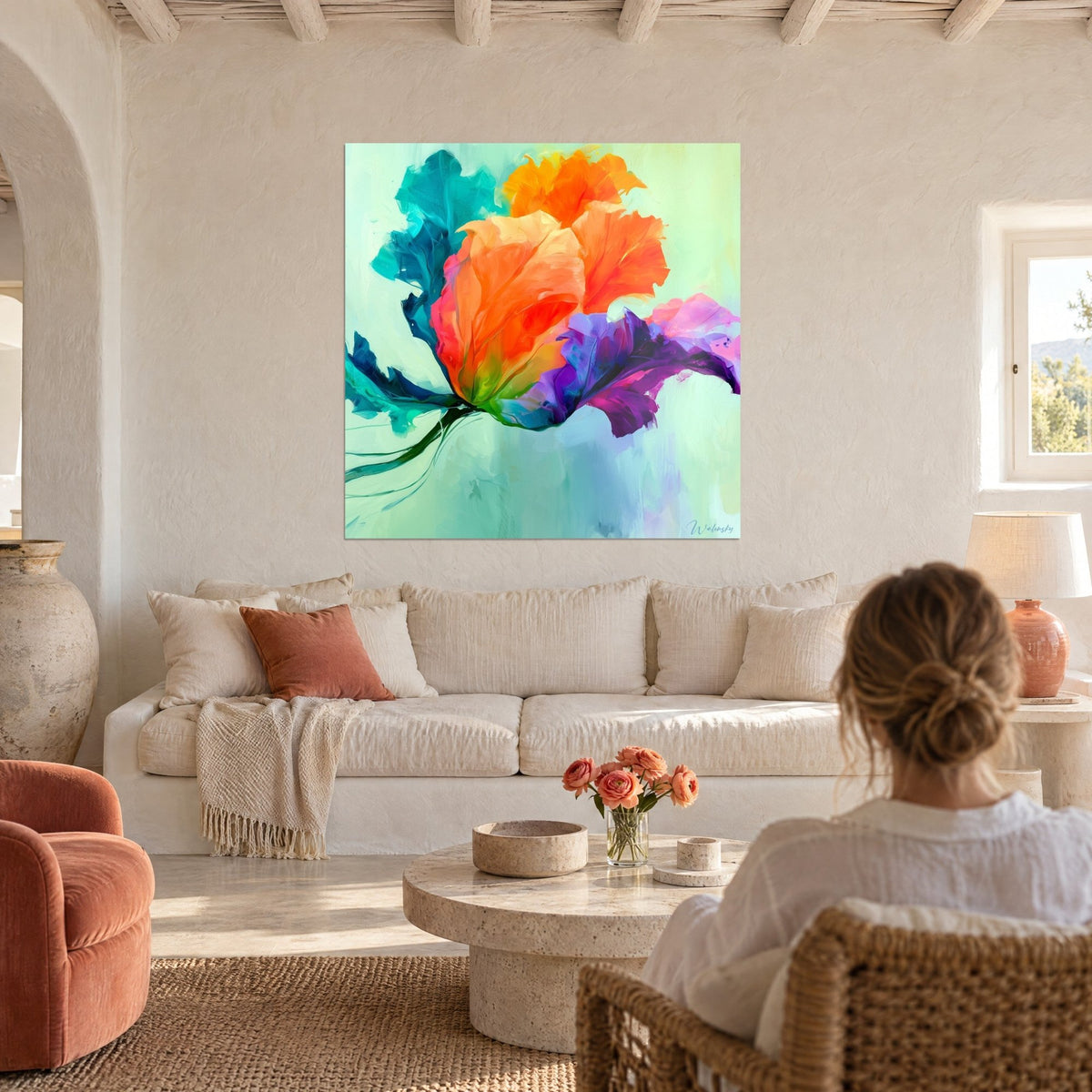 Tableau tulipe orange éclatée aux pétales violets et turquoise, fond vert d'eau, femme de dos, au-dessus d'un canapé dans un salon lumineux