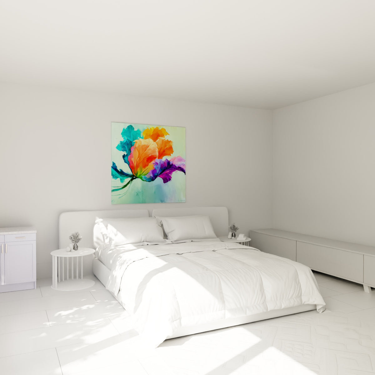 Pétales orange et turquoise de la Tulipe accrochés au-dessus d'un lit dans une chambre claire