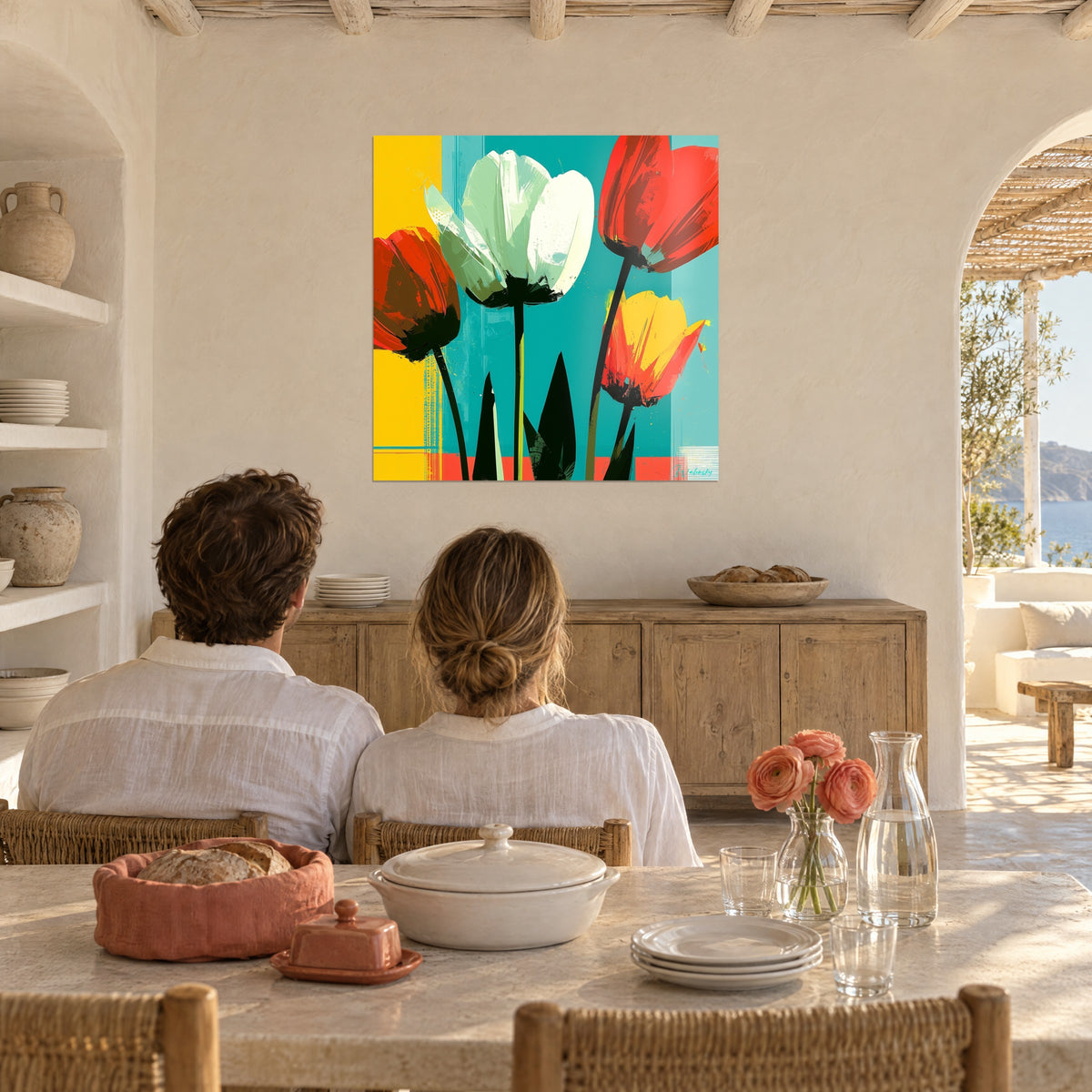 Quadro tulipani pop art con steli neri, corolle vermiglio e bianco crema su fondo verde petrolio, di fronte a una coppia seduta a tavola