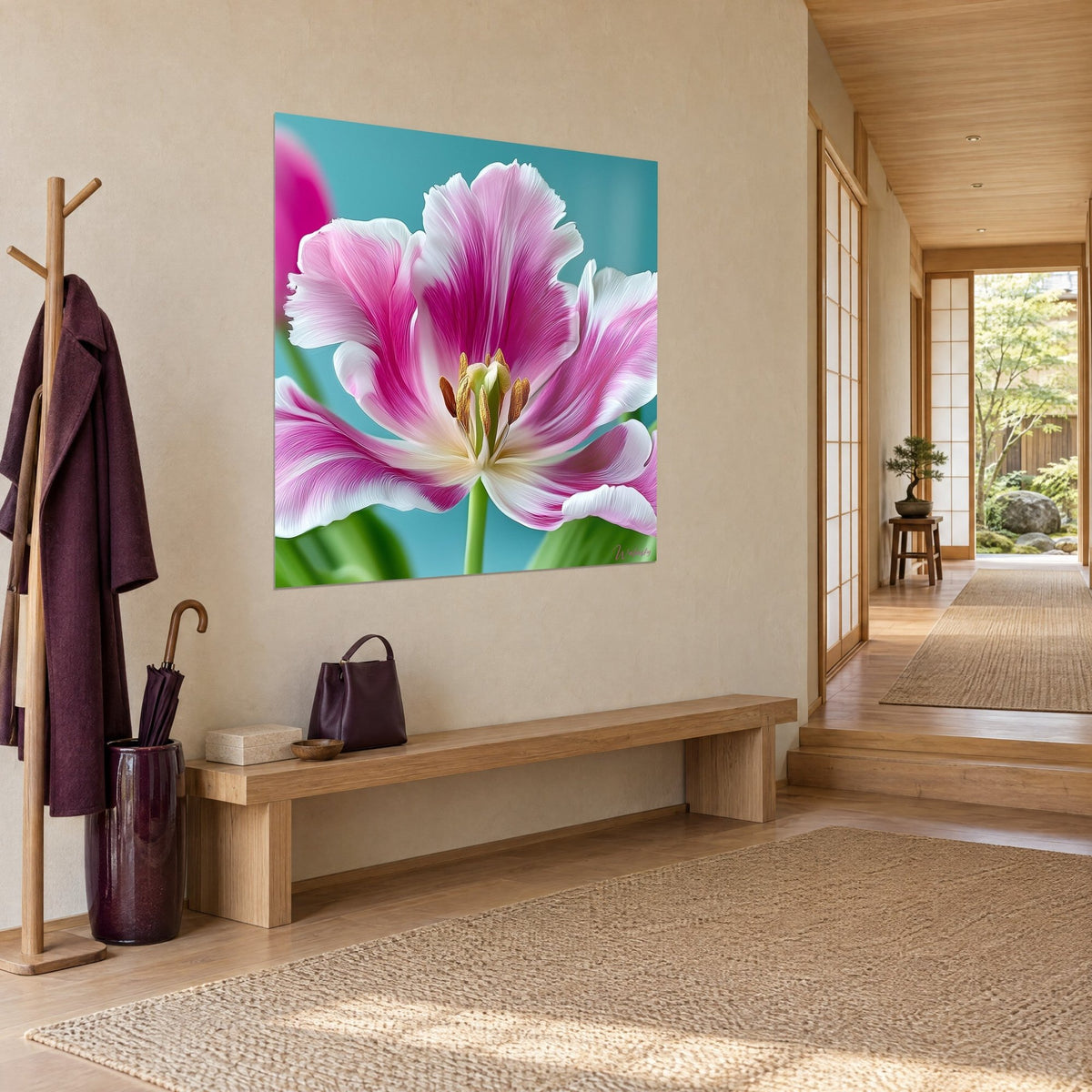 Cuadro flor abierta con vetas magenta y marfil, estambres dorados, vista de tres cuartos junto a un banco de madera clara