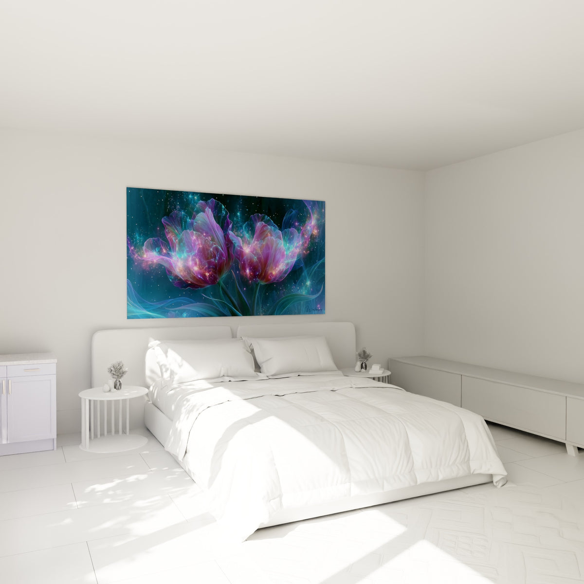 Fleurs de tulipe turquoise et violette illuminées, accrochées au-dessus d'un lit dans une chambre claire