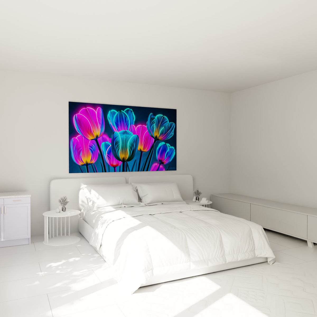 Corolles turquoise et roses illuminées, tulipe au-dessus d'un lit dans une chambre claire