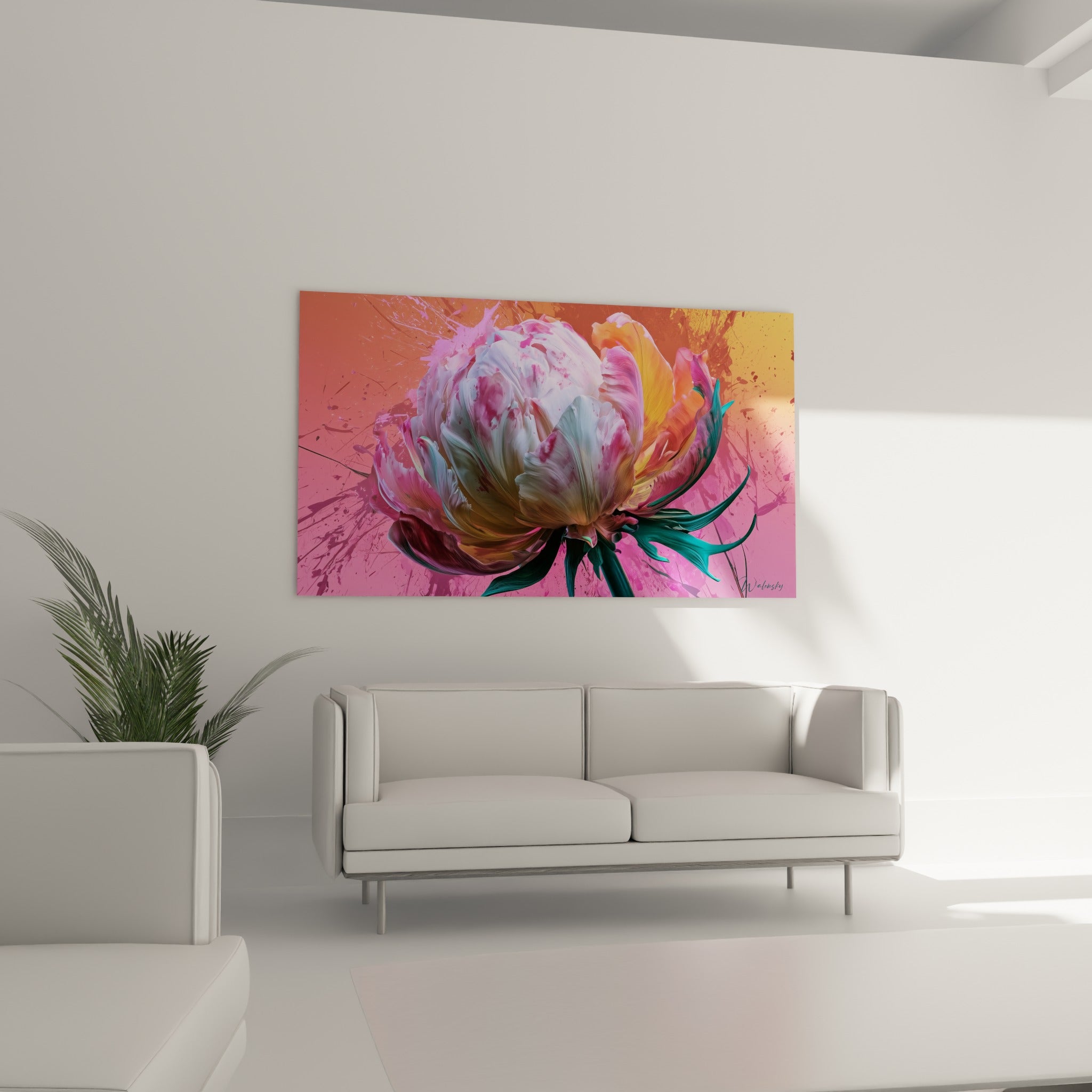 Fleur turquoise et orangée aux tiges déployées, accrochée au-dessus d'un canapé dans un salon lumineux