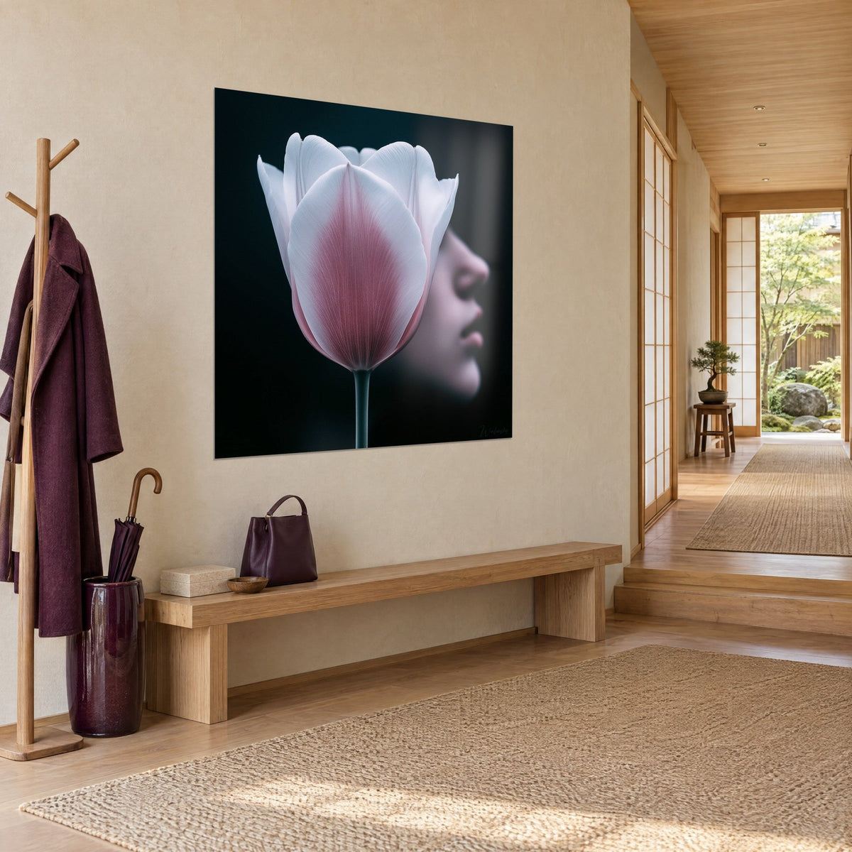 Tableau fleur aux pétales ivoire veinés de rose, silhouette féminine effacée dans l'ombre, couloir clair en bois et jonc
