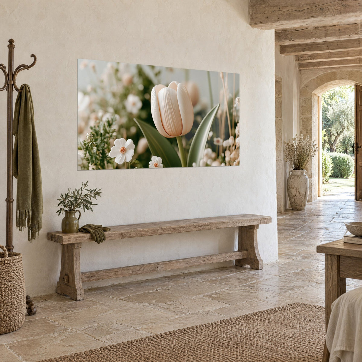 Gemälde mit blassrosa Knospe an grünem Stiel, umgeben von kleinen weißen Blüten, an einer beigen Putzwand neben einem Steinbogen